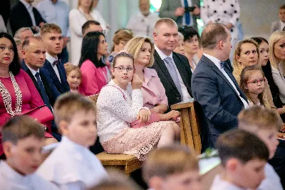 Maj to dla wielu najpiękniejszy miesiąc w roku. W liturgii Kościoła szczególnie wtedy czcimy Maryję oraz radujemy się ze Zmartwychwstania Pańskiego.
W niedzielę 12 maja w naszej Katedrze dzieci z klas III doświadczyły równie wielkiej radości po raz pierwszy w pełni uczestnicząc we Mszy Świętej. To niezwykłe spotkanie z Chrystusem w Komunii Świętej zostało poprzedzone przygotowaniem poprzez katechezy w szkole i spotkania w parafii, a także spowiedzią.
Poprzez niedzielną Eucharystie o godz. 12.00 celebrowaną przez ks. Krzysztofa Gołąbka, proboszcza naszej Katedry, 78 dzieci rozpoczęło wielką przygodę z Jezusem ukrytym w Najświętszym Sakramencie. Towarzyszyli im rodzice, którzy wraz ze swoimi dziećmi przygotowywali się do tego wydarzenia, a także najbliższa rodzina. Posługę w liturgii Mszy Świętej pełniły dzieci pierwszokomunijne oraz ich rodzice.
Wielka radość serc dzieci komunijnych promieniowała na wszystkich uczestników Mszy Świętej i przypominała zebranym na liturgii, że spotkanie z Jezusem Eucharystycznym to przywilej i wielkie szczęście. Czas tej wielkiej radości został przedłużony przez „Biały Tydzień”, w którym dzieci uczestniczyły w wieczornej Eucharystii, przyjmując Jezusa do swoich serc. 
Wszystkim dzieciom, które w tym roku przeżywały swoją Pierwszą Komunię Świętą, życzymy, aby nie gasł w nich zapał do poznawania Jezusa i Jego nauki, a radość, jaka towarzyszyła tym dniom, była nieodłączną towarzyszką ich spotkań z Jezusem w Eucharystii. A s. Julicie i ks. Julianowi dziękujemy za serce włożone w przygotowanie dzieci do tego wielkiego wydarzenia.
 
fot. Fotografia-64 Wacław Patro