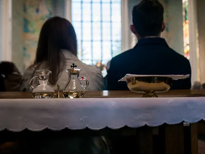W V Niedzielę Wielkiego Postu, podczas Mszy Świętej o godz. 12:00, ks. Krzysztof Gołąbek – proboszcz naszej Katedry, przyjął do grona Liturgicznej Służby Ołtarza siedmiu nowych ministrantów.  Po odpowiednim przygotowaniu, pod czujnym okiem ks. Pawła Wójcika oraz animatorów Adama i Miłosza, chłopcy otrzymali stopień ministranta choralisty – po raz pierwszy założyli kołnierzyki i otrzymali legitymacje ministranckie. To wyjątkowy moment i ogromna radość dla naszej wspólnoty! Podczas Mszy Świętej zaśpiewała Dziewczęca Schola Katedralna. Serdecznie gratulujemy chłopcom odwagi oraz życzymy wytrwałości w tej pięknej służbie przy Ołtarzu Pana Jezusa. Jeśli chcesz dołączyć do grona ministrantów – serdecznie zapraszamy! Zainteresowanych prosimy o kontakt z ks. Pawłem Wójcikiem.
fot. Antoni Ważny