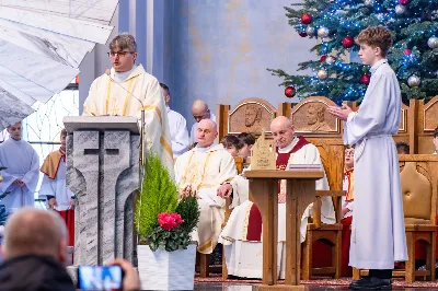 W niedzielę 11 stycznia 2026 r., na zakończenie rodzinnej Mszy Świętej o godz. 12.00, odbyło się uroczyste podsumowanie roku formacyjnego Liturgicznej Służby Ołtarza Katedry Rzeszowskiej.

Statuetkę Złotego Ministranta otrzymali Karol Kowalski oraz Dawid Pruchnicki.
Statuetkę Srebrnego Ministranta otrzymał Piotr Warzybok.
Statuetkę Brązowego Ministranta otrzymał Paweł Górka.

Wszystkim nagrodzonym serdecznie gratulujemy, a pozostałych ministrantów zachęcamy do dalszej, wytrwałej i gorliwej służby przy ołtarzu.

Serdecznie dziękujemy osobom i firmom wspierającym działalność Liturgicznej Służby Ołtarza:
– Państwu Jolancie i Sławomirowi Zawidlakom (Majstal – cięcie laserowe),
– Państwu Sylwii i Łukaszowi Kowalskim (drukowalscy.pl) za przygotowanie projektu i ufundowanie statuetek,
– Państwu Annie i Sławomirowi Wilkom (Matteo Travel – Biuro Podróży) za wsparcie finansowe, które umożliwia ministrantom nieodpłatne korzystanie z hali sportowej.

Wyrażamy wdzięczność wszystkim parafianom, którzy w uroczystość Objawienia Pańskiego zakupili „kadzidło”, wspierając w ten sposób Fundusz Ministrancki.

Dziękujemy przede wszystkim ks. Pawłowi Wójcikowi za codzienną troskę, opiekę i formację Liturgicznej Służby Ołtarza.

Zapraszamy wszystkich chłopców, którzy chcieliby dołączyć do grona Liturgicznej Służby Ołtarza. Służba przy ołtarzu to piękna droga pogłębiania wiary, nauki odpowiedzialności oraz współtworzenia piękna liturgii.

Fot. Joanna Prasoł