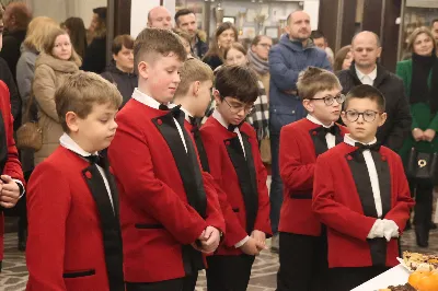 W drugi dzień oktawy Narodzenia Pańskiego o godz. 12.00 w Rzeszowskiej Katedrze została odprawiona uroczysta Eucharystia ku czci św. Szczepana, pierwszego męczennika oraz odbyło się spotkanie opłatkowe Katedralnego Chóru Chłopięco-Męskiego „Pueri Cantores Resovienses”. Eucharystii przewodniczył bp Edward Białogłowski – biskupa pomocniczy senior, a w koncelebrze uczestniczyli ks. Krzysztof Gołąbek – prepozyt kapituły katedralnej i proboszcz Katedry oraz ks. Paweł Matuszewski – notariusz rzeszowskiej Kurii. Kolędy podczas liturgii wykonał Katedralny Chór Chłopięco-Męski „Pueri Cantores Resovienses” pod dyrekcją pani Aleksandry Fiołek-Matuszewskiej. Po Eucharystii, w sali papieskiej odbyło się spotkanie opłatkowe katedralnego chóru. Życzenia błogosławieństwa Bożego od Nowonarodzonego Chrystusa złożył bp Edward Białogłowski. W tradycyjnym przełamaniu opłatkiem, oprócz koncelebrujących Mszę Świętą księży, uczestniczyli: pani Aleksandra Fiołek-Matuszewska – dyrygent chóru, pan Ryszard Bieniek – prezes chóru, ks. Julian Wybraniec, duszpasterz chóru z ramienia Biskupa Rzeszowskiego Jana Wątroby, członkowie zarządu chóru oraz rodzice chórzystów. Fot. Patrycja Pelczar Reszko