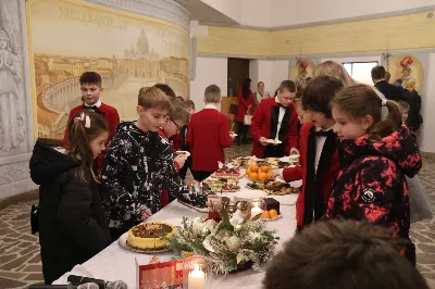 W drugi dzień oktawy Narodzenia Pańskiego o godz. 12.00 w Rzeszowskiej Katedrze została odprawiona uroczysta Eucharystia ku czci św. Szczepana, pierwszego męczennika oraz odbyło się spotkanie opłatkowe Katedralnego Chóru Chłopięco-Męskiego „Pueri Cantores Resovienses”. Eucharystii przewodniczył bp Edward Białogłowski – biskupa pomocniczy senior, a w koncelebrze uczestniczyli ks. Krzysztof Gołąbek – prepozyt kapituły katedralnej i proboszcz Katedry oraz ks. Paweł Matuszewski – notariusz rzeszowskiej Kurii. Kolędy podczas liturgii wykonał Katedralny Chór Chłopięco-Męski „Pueri Cantores Resovienses” pod dyrekcją pani Aleksandry Fiołek-Matuszewskiej. Po Eucharystii, w sali papieskiej odbyło się spotkanie opłatkowe katedralnego chóru. Życzenia błogosławieństwa Bożego od Nowonarodzonego Chrystusa złożył bp Edward Białogłowski. W tradycyjnym przełamaniu opłatkiem, oprócz koncelebrujących Mszę Świętą księży, uczestniczyli: pani Aleksandra Fiołek-Matuszewska – dyrygent chóru, pan Ryszard Bieniek – prezes chóru, ks. Julian Wybraniec, duszpasterz chóru z ramienia Biskupa Rzeszowskiego Jana Wątroby, członkowie zarządu chóru oraz rodzice chórzystów. Fot. Patrycja Pelczar Reszko