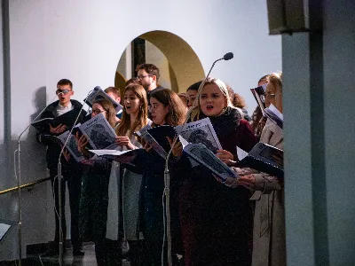 „Zaiste, godna jesteś, Matko, wszelkiej chwały, któraś między wszystkimi świętymi Najświętsze zrodziła Słowo. Od przyszłej kary wybaw nas, którzy pospołu do Ciebie wołamy: Alleluja”. Tymi słowami wychwalali Matkę Bożą zgromadzeni w rzeszowskiej katedrze w wigilię jednej z najważniejszych uroczystości w Kościele – uroczystości Niepokalanego Poczęcia Najświętszej Maryi Panny. W tym szczególnym dniu miało miejsce nabożeństwo Akatystu ku czci Bogurodzicy – jednego z najstarszych hymnów liturgicznych wychwalających Najświętszą Maryję Pannę.

Nabożeństwo zyskało szczególną rangę, gdyż wraz z wiernymi modlił się także Biskup Rzeszowski Jan Wątroba, co podkreślało doniosłość tego wydarzenia dla katedralnej wspólnoty.

Historia Akatystu sięga V wieku, a jego autorstwo przypisuje się świętemu Romanowi Pieśniarzowi. Według tradycji, święty otrzymał hymn w niezwykły sposób – miał się mu objawić we śnie Niebiański Wysłannik i wręczyć zwój z tekstem. Rankiem święty Roman wyśpiewał jego treść, a hymn ten przez wieki rozbrzmiewa ku czci Bogurodzicy. Według jednej z podań historycznych, Akatyst został po raz pierwszy wykonany 7 sierpnia 626 roku, gdy – za wstawiennictwem Maryi – miasto Konstantynopol zostało cudownie uratowane przed najazdem. Wtedy też mieszkańcy śpiewali hymn całą noc, stojąc na znak wdzięczności i czci.

Choć Akatyst wywodzi się z tradycji bizantyńskiej i jest ściśle związany z liturgią wschodnią, już w VIII wieku został przetłumaczony na łacinę, a później na wiele języków narodowych. W ten sposób trafił także do praktyki liturgicznej Kościoła Zachodniego. Współcześnie jest odmawiany i śpiewany w wielu kościołach w Polsce – zwłaszcza przy okazji uroczystości maryjnych, takich jak 8 grudnia (Niepokalane Poczęcie NMP) czy 25 marca (Zwiastowanie NMP).

Akatyst składa się z 24 zwrotek, które ułożone są według kolejnych liter alfabetu. Każda strofa wprowadza głęboką refleksję nad tajemnicą Wcielenia Słowa i rolą Maryi w planie zbawienia. Niezwykłym elementem tej modlitwy jest fakt, że każda dłuższa strofa rozpoczyna się uroczystym „Witaj”, a kończy wezwaniem „Witaj Oblubienico Dziewicza”. Ze względu na greckie znaczenie słowa akathistos („nie siedzący”), hymn wykonuje się na stojąco.

W przeddzień uroczystości Niepokalanego Poczęcia NMP wierni licznie zgromadzili się w rzeszowskiej katedrze, by wspólnie uwielbiać Tę, która została zachowana od zmazy pierworodnej. Wprowadzenia w modlitwę Akatystu dokonał ks. Julian Wybraniec, przypominając historię tego starożytnego nabożeństwa i objaśniając jego strukturę. Po uroczystej procesji wejścia, przy figurze Matki Bożej Fatimskiej, rozpoczęto modlitwę wezwaniem „O Waleczna Hetmanko”. Nabożeństwu przewodniczył ks. Karol Migut, wikariusz katedralny, a trzygłosowy śpiew poprowadziła Katedralna Schola Liturgiczna pod dyrekcją ks. Juliana Wybrańca.

Wyjątkowy klimat tej modlitwy podkreślały elementy pełne symboliki – figura Matki Bożej wielokrotnie okadzana, światła w świątyni niemal całkowicie zgaszone, a jedynym światłem stały się zapalone świece trzymane w dłoniach wiernych. Nabożeństwo zakończyło się uroczystym błogosławieństwem i rozesłaniem.

Bogactwo duchowe i teologiczne Akatystu pozwoliło uczestnikom nie tylko przygotować się do uroczystości Niepokalanego Poczęcia, ale także pogłębić refleksję nad rolą Maryi w Boskim planie zbawienia. Wyszeptane i uniesione modlitwy pomogły wiernym dostrzec, że Maryja jest Przewodniczką na drodze przygotowania do przyjścia Zbawiciela – zarówno w nadchodzącego Bożego Narodzenia, jak i w oczekiwanym powtórnym przyjściu Chrystusa na ziemię.

Niech ta modlitwa, odwieczna w swojej treści i dziś odżywająca przez wspólne uczestnictwo, pogłębi w nas wiarę, nadzieję i miłość – zwłaszcza w czasie Adwentu.

Angelika Karnasiewicz, fot. Antoni Ważny