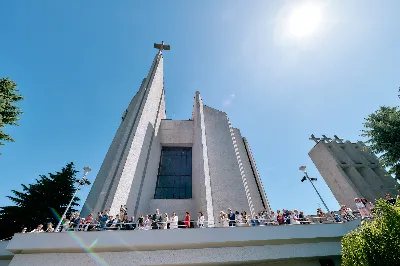 Maj to dla wielu najpiękniejszy miesiąc w roku. W liturgii Kościoła szczególnie wtedy czcimy Maryję oraz radujemy się ze Zmartwychwstania Pańskiego.
W niedzielę 12 maja w naszej Katedrze dzieci z klas III doświadczyły równie wielkiej radości po raz pierwszy w pełni uczestnicząc we Mszy Świętej. To niezwykłe spotkanie z Chrystusem w Komunii Świętej zostało poprzedzone przygotowaniem poprzez katechezy w szkole i spotkania w parafii, a także spowiedzią.
Poprzez niedzielną Eucharystie o godz. 12.00 celebrowaną przez ks. Krzysztofa Gołąbka, proboszcza naszej Katedry, 78 dzieci rozpoczęło wielką przygodę z Jezusem ukrytym w Najświętszym Sakramencie. Towarzyszyli im rodzice, którzy wraz ze swoimi dziećmi przygotowywali się do tego wydarzenia, a także najbliższa rodzina. Posługę w liturgii Mszy Świętej pełniły dzieci pierwszokomunijne oraz ich rodzice.
Wielka radość serc dzieci komunijnych promieniowała na wszystkich uczestników Mszy Świętej i przypominała zebranym na liturgii, że spotkanie z Jezusem Eucharystycznym to przywilej i wielkie szczęście. Czas tej wielkiej radości został przedłużony przez „Biały Tydzień”, w którym dzieci uczestniczyły w wieczornej Eucharystii, przyjmując Jezusa do swoich serc. 
Wszystkim dzieciom, które w tym roku przeżywały swoją Pierwszą Komunię Świętą, życzymy, aby nie gasł w nich zapał do poznawania Jezusa i Jego nauki, a radość, jaka towarzyszyła tym dniom, była nieodłączną towarzyszką ich spotkań z Jezusem w Eucharystii. A s. Julicie i ks. Julianowi dziękujemy za serce włożone w przygotowanie dzieci do tego wielkiego wydarzenia.
 
fot. Fotografia-64 Wacław Patro