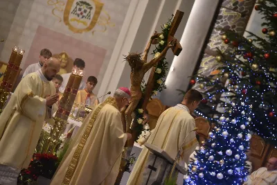 W liturgiczne wspomnienie św. Jana Apostoła (27 grudnia) w katedrze rzeszowskiej celebrowano Eucharystię, której przewodniczył bp Jan Wątroba. Mszę św. koncelebrował abp Edward Nowak, bp Edward Białogłowski, a także ok. 60 kapłanów, którzy wraz z przedstawicielami wspólnot, stowarzyszeń i instytucji modlili się w intencji Biskupa Rzeszowskiego z okazji jego imienin.
Homilię wygłosił ks. Janusz Kosior, proboszcz parafii pw. św. Jadwigi Królowej w Rzeszowie.
Na zakończenie Mszy św. bp Jan Wątroba podziękował za modlitwę i życzenia. 
fot. ks. Jakub Oczkowicz
