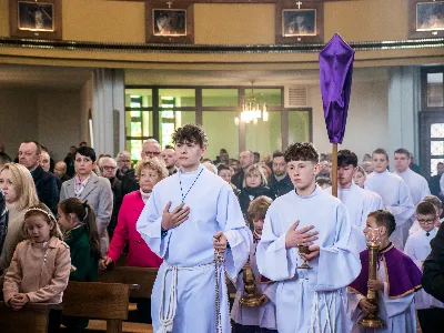 W V Niedzielę Wielkiego Postu, podczas Mszy Świętej o godz. 12:00, ks. Krzysztof Gołąbek – proboszcz naszej Katedry, przyjął do grona Liturgicznej Służby Ołtarza siedmiu nowych ministrantów.  Po odpowiednim przygotowaniu, pod czujnym okiem ks. Pawła Wójcika oraz animatorów Adama i Miłosza, chłopcy otrzymali stopień ministranta choralisty – po raz pierwszy założyli kołnierzyki i otrzymali legitymacje ministranckie. To wyjątkowy moment i ogromna radość dla naszej wspólnoty! Podczas Mszy Świętej zaśpiewała Dziewczęca Schola Katedralna. Serdecznie gratulujemy chłopcom odwagi oraz życzymy wytrwałości w tej pięknej służbie przy Ołtarzu Pana Jezusa. Jeśli chcesz dołączyć do grona ministrantów – serdecznie zapraszamy! Zainteresowanych prosimy o kontakt z ks. Pawłem Wójcikiem.
fot. Antoni Ważny