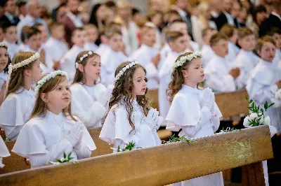 Maj to dla wielu najpiękniejszy miesiąc w roku. W liturgii Kościoła szczególnie wtedy czcimy Maryję oraz radujemy się ze Zmartwychwstania Pańskiego.
W niedzielę 12 maja w naszej Katedrze dzieci z klas III doświadczyły równie wielkiej radości po raz pierwszy w pełni uczestnicząc we Mszy Świętej. To niezwykłe spotkanie z Chrystusem w Komunii Świętej zostało poprzedzone przygotowaniem poprzez katechezy w szkole i spotkania w parafii, a także spowiedzią.
Poprzez niedzielną Eucharystie o godz. 12.00 celebrowaną przez ks. Krzysztofa Gołąbka, proboszcza naszej Katedry, 78 dzieci rozpoczęło wielką przygodę z Jezusem ukrytym w Najświętszym Sakramencie. Towarzyszyli im rodzice, którzy wraz ze swoimi dziećmi przygotowywali się do tego wydarzenia, a także najbliższa rodzina. Posługę w liturgii Mszy Świętej pełniły dzieci pierwszokomunijne oraz ich rodzice.
Wielka radość serc dzieci komunijnych promieniowała na wszystkich uczestników Mszy Świętej i przypominała zebranym na liturgii, że spotkanie z Jezusem Eucharystycznym to przywilej i wielkie szczęście. Czas tej wielkiej radości został przedłużony przez „Biały Tydzień”, w którym dzieci uczestniczyły w wieczornej Eucharystii, przyjmując Jezusa do swoich serc. 
Wszystkim dzieciom, które w tym roku przeżywały swoją Pierwszą Komunię Świętą, życzymy, aby nie gasł w nich zapał do poznawania Jezusa i Jego nauki, a radość, jaka towarzyszyła tym dniom, była nieodłączną towarzyszką ich spotkań z Jezusem w Eucharystii. A s. Julicie i ks. Julianowi dziękujemy za serce włożone w przygotowanie dzieci do tego wielkiego wydarzenia.
 
fot. Fotografia-64 Wacław Patro