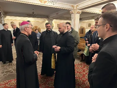 W liturgiczne wspomnienie św. Jana Apostoła (27.12.) w katedrze rzeszowskiej celebrowano Eucharystię, której przewodniczył bp Jan Wątroba. Mszę św. koncelebrował bp Edward Białogłowski, a także ok. 60 kapłanów, którzy wraz z przedstawicielami wspólnot, stowarzyszeń i instytucji modlili się w intencji Biskupa Rzeszowskiego z okazji jego imienin. Homilię wygłosił ks. Tomasz Nowak, proboszcz parafii pw. Świętego Krzyża w Rzeszowie, który pełni również funkcję dziekana dekanatu Rzeszów-Fara oraz wicedyrektora Katolickiego Radia Via. Na zakończenie Mszy św. bp Jan Wątroba podziękował za modlitwę i życzenia.