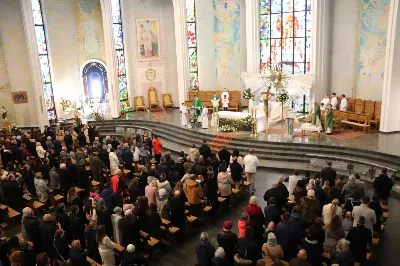 W niedzielę, 16 listopada, w Katedrze pw. Najświętszego Serca Pana Jezusa w Rzeszowie odbyła się uroczysta Msza Święta z okazji jubileuszu 40-lecia Katedralnego Chóru Chłopięco-Męskiego „Pueri Cantores Resovienses”. Eucharystii przewodniczył ks. Krzysztof Gołąbek, proboszcz Katedry.

Pod batutą Aleksandry Fiołek-Matuszewskiej oraz chórzysty Marcelego Kyca chór wykonał kilka utworów ze swojego repertuaru, wypełniając Katedrę pięknem muzyki sakralnej.

Wyjątkowym momentem było przyjęcie dziesięciu chłopców do grona chórzystów. W asyście prezesa chóru, Ryszarda Bieńka, młodzi śpiewacy złożyli uroczyste przyrzeczenie godnego reprezentowania chóru, Katedry Rzeszowskiej i miasta.

Radość przeżywały także dzieci przygotowujące się do I Komunii Świętej, które podczas Mszy Świętej otrzymały swoje pierwsze modlitewniki. W homilii ks. Julian Wybraniec, duszpasterz chóru z ramienia bpa Jana Wątroby, przypomniał o znaczeniu modlitewnika w życiu każdego chrześcijanina.

Przed nami kolejna uroczystość! Już 24 listopada o godz. 18.00 w Instytucie Teologiczno-Pastoralnym w Rzeszowie odbędzie się wyjątkowy koncert jubileuszowy. 

fot. Patrycja Pelczar Reszko