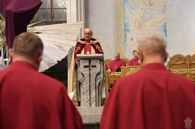 We wtorek 24 marca, w Katedrze Rzeszowskiej o godz. 19.00 podczas I Nieszporów Uroczystości Zwiastowania Pańskiego odbył się obrzęd wprowadzenia nowych kanoników Kapituły Katedralnej w Rzeszowie. Liturgii Nieszporów przewodniczył ks. Krzysztof Gołąbek, proboszcz Katedry i prepozyt Kapituły Katedralnej. Do grona kanoników katedralnych dołączyli: ks. dr Stanisław Kamiński, Wikariusz Biskupi ds. Życia Konsekrowanego oraz proboszcz parafii św. Józefa w Głogowie Małopolskim, ks. Jacek Szczęch, proboszcz parafii Matki Bożej Nieustającej Pomocy i św. Floriana w Rzeszowie oraz wykładowca w Instytucie Wyższych Studiów Teologicznych w Rzeszowie, ks. dr Lucjan Dyka, proboszcz parafii pw. św. Józefa Sebastiana Pelczara w Rzeszowie oraz wykładowca w Diecezjalnym Studium Organistowskim w Rzeszowie, ks. dr Piotr Potyrała, Dyrektor Caritas Diecezji Rzeszowskiej. fot. ks. Jakub Oczkowicz