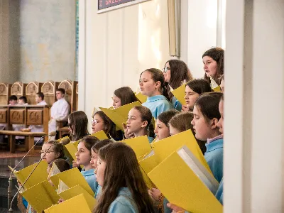 W V Niedzielę Wielkiego Postu, podczas Mszy Świętej o godz. 12:00, ks. Krzysztof Gołąbek – proboszcz naszej Katedry, przyjął do grona Liturgicznej Służby Ołtarza siedmiu nowych ministrantów.  Po odpowiednim przygotowaniu, pod czujnym okiem ks. Pawła Wójcika oraz animatorów Adama i Miłosza, chłopcy otrzymali stopień ministranta choralisty – po raz pierwszy założyli kołnierzyki i otrzymali legitymacje ministranckie. To wyjątkowy moment i ogromna radość dla naszej wspólnoty! Podczas Mszy Świętej zaśpiewała Dziewczęca Schola Katedralna. Serdecznie gratulujemy chłopcom odwagi oraz życzymy wytrwałości w tej pięknej służbie przy Ołtarzu Pana Jezusa. Jeśli chcesz dołączyć do grona ministrantów – serdecznie zapraszamy! Zainteresowanych prosimy o kontakt z ks. Pawłem Wójcikiem.
fot. Antoni Ważny