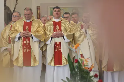 „Eucharystia powinna nas prowadzić do odkrycia kapłańskiej misji Ludu Bożego, kapłańskiej misji każdego z nas” – powiedział Biskup Rzeszowski podczas Mszy Wieczerzy Pańskiej, której przewodniczył w katedrze rzeszowskiej w Wielki Czwartek, 2 kwietnia 2026 r.

Podczas uroczystej liturgii Wielkiego Czwartku w katedrze rzeszowskiej, której przewodniczył bp Jan Wątroba, wierni zostali zaproszeni do refleksji nad tajemnicą Eucharystii, kapłaństwa oraz powołania całego Ludu Bożego do udziału w misji Chrystusa. Na zakończenie homilii biskup zachęcił do szczególnej modlitwy za kapłanów, zwłaszcza tych przeżywających trudności i kryzysy. „Panie Jezu, dobry pasterzu i towarzyszu wędrówki, dziś powierzamy Ci wszystkich kapłanów, ale zwłaszcza tych, którzy przechodzą chwilę kryzysu” – powiedział Biskup Rzeszowski. Wezwał także wspólnotę wiernych do troski o kapłanów poprzez modlitwę, życzliwość i wsparcie.

Wielkoczwartkowa liturgia w katedrze rzeszowskiej stała się nie tylko dziękczynieniem za dar Eucharystii i kapłaństwa, ale także wezwaniem do odnowienia świadomości odpowiedzialności każdego wiernego za życie Kościoła i świadectwo wiary w świecie. fot. ks. Jakub Oczkowicz