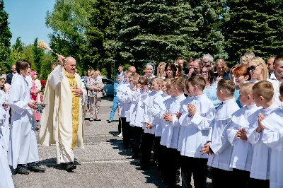 Maj to dla wielu najpiękniejszy miesiąc w roku. W liturgii Kościoła szczególnie wtedy czcimy Maryję oraz radujemy się ze Zmartwychwstania Pańskiego.
W niedzielę 12 maja w naszej Katedrze dzieci z klas III doświadczyły równie wielkiej radości po raz pierwszy w pełni uczestnicząc we Mszy Świętej. To niezwykłe spotkanie z Chrystusem w Komunii Świętej zostało poprzedzone przygotowaniem poprzez katechezy w szkole i spotkania w parafii, a także spowiedzią.
Poprzez niedzielną Eucharystie o godz. 12.00 celebrowaną przez ks. Krzysztofa Gołąbka, proboszcza naszej Katedry, 78 dzieci rozpoczęło wielką przygodę z Jezusem ukrytym w Najświętszym Sakramencie. Towarzyszyli im rodzice, którzy wraz ze swoimi dziećmi przygotowywali się do tego wydarzenia, a także najbliższa rodzina. Posługę w liturgii Mszy Świętej pełniły dzieci pierwszokomunijne oraz ich rodzice.
Wielka radość serc dzieci komunijnych promieniowała na wszystkich uczestników Mszy Świętej i przypominała zebranym na liturgii, że spotkanie z Jezusem Eucharystycznym to przywilej i wielkie szczęście. Czas tej wielkiej radości został przedłużony przez „Biały Tydzień”, w którym dzieci uczestniczyły w wieczornej Eucharystii, przyjmując Jezusa do swoich serc. 
Wszystkim dzieciom, które w tym roku przeżywały swoją Pierwszą Komunię Świętą, życzymy, aby nie gasł w nich zapał do poznawania Jezusa i Jego nauki, a radość, jaka towarzyszyła tym dniom, była nieodłączną towarzyszką ich spotkań z Jezusem w Eucharystii. A s. Julicie i ks. Julianowi dziękujemy za serce włożone w przygotowanie dzieci do tego wielkiego wydarzenia.
 
fot. Fotografia-64 Wacław Patro