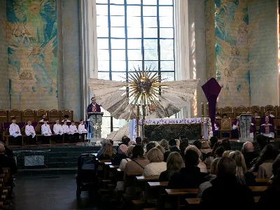 W V Niedzielę Wielkiego Postu, podczas Mszy Świętej o godz. 12:00, ks. Krzysztof Gołąbek – proboszcz naszej Katedry, przyjął do grona Liturgicznej Służby Ołtarza siedmiu nowych ministrantów.  Po odpowiednim przygotowaniu, pod czujnym okiem ks. Pawła Wójcika oraz animatorów Adama i Miłosza, chłopcy otrzymali stopień ministranta choralisty – po raz pierwszy założyli kołnierzyki i otrzymali legitymacje ministranckie. To wyjątkowy moment i ogromna radość dla naszej wspólnoty! Podczas Mszy Świętej zaśpiewała Dziewczęca Schola Katedralna. Serdecznie gratulujemy chłopcom odwagi oraz życzymy wytrwałości w tej pięknej służbie przy Ołtarzu Pana Jezusa. Jeśli chcesz dołączyć do grona ministrantów – serdecznie zapraszamy! Zainteresowanych prosimy o kontakt z ks. Pawłem Wójcikiem.
fot. Antoni Ważny