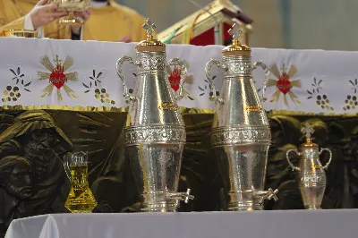 „Eucharystia powinna nas prowadzić do odkrycia kapłańskiej misji Ludu Bożego, kapłańskiej misji każdego z nas” – powiedział Biskup Rzeszowski podczas Mszy Wieczerzy Pańskiej, której przewodniczył w katedrze rzeszowskiej w Wielki Czwartek, 2 kwietnia 2026 r.

Podczas uroczystej liturgii Wielkiego Czwartku w katedrze rzeszowskiej, której przewodniczył bp Jan Wątroba, wierni zostali zaproszeni do refleksji nad tajemnicą Eucharystii, kapłaństwa oraz powołania całego Ludu Bożego do udziału w misji Chrystusa. Na zakończenie homilii biskup zachęcił do szczególnej modlitwy za kapłanów, zwłaszcza tych przeżywających trudności i kryzysy. „Panie Jezu, dobry pasterzu i towarzyszu wędrówki, dziś powierzamy Ci wszystkich kapłanów, ale zwłaszcza tych, którzy przechodzą chwilę kryzysu” – powiedział Biskup Rzeszowski. Wezwał także wspólnotę wiernych do troski o kapłanów poprzez modlitwę, życzliwość i wsparcie.

Wielkoczwartkowa liturgia w katedrze rzeszowskiej stała się nie tylko dziękczynieniem za dar Eucharystii i kapłaństwa, ale także wezwaniem do odnowienia świadomości odpowiedzialności każdego wiernego za życie Kościoła i świadectwo wiary w świecie. fot. ks. Jakub Oczkowicz