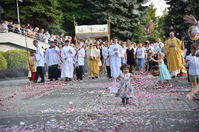 W pierwszy piątek miesiąca (7 czerwca 2024 r.), w uroczystość Najświętszego Serca Pana Jezusa, w katedrze rzeszowskiej przeżywano odpust. Głównej Mszy św. przewodniczył bp Jan Wątroba, zaś homilię wygłosił ks. Mariusz Fijałkiewicz. W koncelebrze wzięło udział 10 kapłanów. Obecny był również ks. Jan Szczupak, wikariusz biskupi ds. społecznych. fot. ks. Jakub Oczkowicz