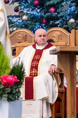 W niedzielę 11 stycznia 2026 r., na zakończenie rodzinnej Mszy Świętej o godz. 12.00, odbyło się uroczyste podsumowanie roku formacyjnego Liturgicznej Służby Ołtarza Katedry Rzeszowskiej.

Statuetkę Złotego Ministranta otrzymali Karol Kowalski oraz Dawid Pruchnicki.
Statuetkę Srebrnego Ministranta otrzymał Piotr Warzybok.
Statuetkę Brązowego Ministranta otrzymał Paweł Górka.

Wszystkim nagrodzonym serdecznie gratulujemy, a pozostałych ministrantów zachęcamy do dalszej, wytrwałej i gorliwej służby przy ołtarzu.

Serdecznie dziękujemy osobom i firmom wspierającym działalność Liturgicznej Służby Ołtarza:
– Państwu Jolancie i Sławomirowi Zawidlakom (Majstal – cięcie laserowe),
– Państwu Sylwii i Łukaszowi Kowalskim (drukowalscy.pl) za przygotowanie projektu i ufundowanie statuetek,
– Państwu Annie i Sławomirowi Wilkom (Matteo Travel – Biuro Podróży) za wsparcie finansowe, które umożliwia ministrantom nieodpłatne korzystanie z hali sportowej.

Wyrażamy wdzięczność wszystkim parafianom, którzy w uroczystość Objawienia Pańskiego zakupili „kadzidło”, wspierając w ten sposób Fundusz Ministrancki.

Dziękujemy przede wszystkim ks. Pawłowi Wójcikowi za codzienną troskę, opiekę i formację Liturgicznej Służby Ołtarza.

Zapraszamy wszystkich chłopców, którzy chcieliby dołączyć do grona Liturgicznej Służby Ołtarza. Służba przy ołtarzu to piękna droga pogłębiania wiary, nauki odpowiedzialności oraz współtworzenia piękna liturgii.

Fot. Joanna Prasoł