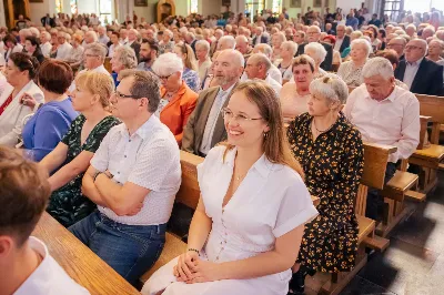 Od 3 do 9 czerwca 2024 r. w obchodzony był Tydzień Modlitw o Świętość Małżeństw i Rodzin, który przebiegał pod hasłem „Rodzinami do Maryi”. Zwieńczeniem tego tygodnia był Dzień Świętości Małżeństw i Rodzin zorganizowany przez Duszpasterstwo Rodzin Diecezji Rzeszowskiej. Z tej racji w katedrze rzeszowskiej odprawiono Mszę św., której przewodniczył bp Edward Białogłowski. W koncelebrze wzięło udział 10 kapłanów. Eucharystia zgromadziła małżeństwa i rodziny, pośród których szczególną grupę stanowiło 150 małżeństw, które w tym roku przeżywają 50. rocznicę zawarcia sakramentu małżeństwa. Po zakończeniu liturgii 150 małżeństw, które przeżywają w tym roku 50. rocznicę zawarcia sakramentu małżeństwa otrzymało okolicznościowe pismo podpisane przez bp. Jana Wątrobę. Kolejnym punktem obchodów Dnia Świętości Małżeństw i Rodzin był Piknik Rodzinny zorganizowany w Parku Papieskim. fot. Tadeusz Poźniak