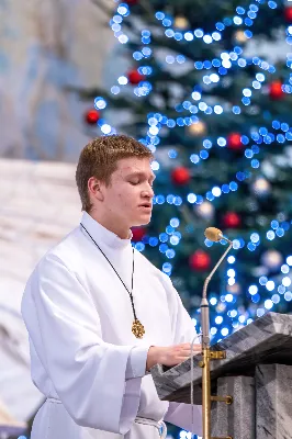 W wigilię uroczystości Bożego Narodzenia w rzeszowskiej katedrze została odprawiona tzw. Msza pasterzy, popularnie zwana „Pasterką”. Uroczystej Eucharystii na rozpoczęcie liturgicznego okresu Bożego Narodzenia przewodniczył bp Jan Wątroba, Pasterz Diecezji Rzeszowskiej. Po procesji wejścia, ks. Krzysztof Gołąbek, proboszcz parafii katedralnej, złożył figurkę Dzieciątka Jezus w symbolicznym żłóbku. Liturgia Słowa podkreślała radość z narodzenia oczekiwanego Mesjasza: „Dziś się narodził Chrystus Pan, Zbawiciel”. Homilię wygłosił bp Jan Wątroba. Na zakończenie uroczystej Eucharystii ks. Krzysztof Gołąbek złożył świąteczne życzenia wszystkim obecnym w katedrze oraz radiosłuchaczom Katolickiego Radia VIA. fot. Joanna Prasoł