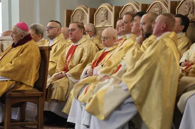 „Eucharystia powinna nas prowadzić do odkrycia kapłańskiej misji Ludu Bożego, kapłańskiej misji każdego z nas” – powiedział Biskup Rzeszowski podczas Mszy Wieczerzy Pańskiej, której przewodniczył w katedrze rzeszowskiej w Wielki Czwartek, 2 kwietnia 2026 r.

Podczas uroczystej liturgii Wielkiego Czwartku w katedrze rzeszowskiej, której przewodniczył bp Jan Wątroba, wierni zostali zaproszeni do refleksji nad tajemnicą Eucharystii, kapłaństwa oraz powołania całego Ludu Bożego do udziału w misji Chrystusa. Na zakończenie homilii biskup zachęcił do szczególnej modlitwy za kapłanów, zwłaszcza tych przeżywających trudności i kryzysy. „Panie Jezu, dobry pasterzu i towarzyszu wędrówki, dziś powierzamy Ci wszystkich kapłanów, ale zwłaszcza tych, którzy przechodzą chwilę kryzysu” – powiedział Biskup Rzeszowski. Wezwał także wspólnotę wiernych do troski o kapłanów poprzez modlitwę, życzliwość i wsparcie.

Wielkoczwartkowa liturgia w katedrze rzeszowskiej stała się nie tylko dziękczynieniem za dar Eucharystii i kapłaństwa, ale także wezwaniem do odnowienia świadomości odpowiedzialności każdego wiernego za życie Kościoła i świadectwo wiary w świecie. fot. ks. Jakub Oczkowicz