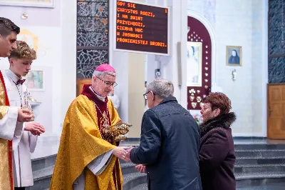 W wigilię uroczystości Bożego Narodzenia w rzeszowskiej katedrze została odprawiona tzw. Msza pasterzy, popularnie zwana „Pasterką”. Uroczystej Eucharystii na rozpoczęcie liturgicznego okresu Bożego Narodzenia przewodniczył bp Jan Wątroba, Pasterz Diecezji Rzeszowskiej. Po procesji wejścia, ks. Krzysztof Gołąbek, proboszcz parafii katedralnej, złożył figurkę Dzieciątka Jezus w symbolicznym żłóbku. Liturgia Słowa podkreślała radość z narodzenia oczekiwanego Mesjasza: „Dziś się narodził Chrystus Pan, Zbawiciel”. Homilię wygłosił bp Jan Wątroba. Na zakończenie uroczystej Eucharystii ks. Krzysztof Gołąbek złożył świąteczne życzenia wszystkim obecnym w katedrze oraz radiosłuchaczom Katolickiego Radia VIA. fot. Joanna Prasoł