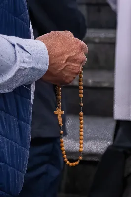 Tegoroczne czerwcowe Nabożeństwo Fatimskie rozpoczęło się o godz. 18:30 odśpiewaniem Litanii do Najświętszego Serca Pana Jezusa oraz przedstawieniem próśb i podziękowań do Matki Bożej Fatimskiej. O godz. 19:00 miała miejsce uroczysta Msza Święta, której przewodniczył i homilię wygłosił ks. Tadeusz Pindara - proboszcz parafii Matki Bożej Częstochowskiej z Rzeszowa (Drabinianka). Ze względu na niekorzystne warunki atmosferyczne zrezygnowano z procesji z figurą Matki Bożej i relikwiami dzieci fatimskich, która tradycyjnie odbywa się na placu przed katedrą. Wierni składali swoje intencje przy figurze Matki Bożej Fatimskiej w modlitwie różańcowej, którą poprowadzili przedstawiciele parafii pw. Miłosierdzia Bożego w Rzeszowie wraz z ks. Tomaszem Baciem – proboszczem tejże parafii. W posługę muzyczną podczas Eucharystii włączył się chór „Alba Cantans” pod dyrekcją Kornelii Ignas z parafii pw. Bożego Miłosierdzia w Rzeszowie oraz orkiestra dęta prowadzona przez Tadeusza Cielaka. Wieczór poświęcony Matce Bożej Fatimskiej zakończyło wspólne odśpiewanie Apelu Jasnogórskiego, po którym jeszcze przez godzinę trwała adoracja Najświętszego Sakramentu. Uroczystość w katedrze licznie zgromadziła wiernych czcicieli Matki Bożej Fatimskiej. Kolejne Nabożeństwa Fatimskie odbędą się w każdy 13. dzień miesiąca do października i będą transmitowane przez Katolickie Radio VIA. fot. Joanna Prasoł