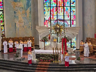 Przez trzy soboty z rzędu 12 ministrantów z naszego dekanatu uczestniczyło w kursie lektorskim. Kurs zorganizował ks. Paweł Wójcik - wikariusz katedralny. Podczas spotkań formacyjnych chłopcy mieli uświadomić sobie, jak odpowiedzialna jest ich rola. Prelegenci kładli nacisk na fakt, że ważne są nie tylko poprawna dykcja, właściwa postawa liturgiczna, ale także odpowiednie zachowanie w codziennym życiu. Na koniec kursu odbył się egzamin z poprawnego czytania przeprowadzony przez p. Euzebiusza Sławika, który od wielu lat prowadzi zajęcia fonetyczne z przyszłymi lektorami. Zwieńczeniem kursu była wspólna Eucharystia w Katedrze z udziałem księży opiekunów i rodziców. Dziękujemy wszystkim, którzy zaangażowali się w przeprowadzenie tego kursu: p. Euzebiuszowi, ks. Rafałowi, ks. Szczepanowi i ks. Julianowi – wikariuszom Katedry, oraz ks. Arkadiuszowi Królowi za wygłoszone słowo Boże podczas Eucharystii. Gratulujemy zarówno rodzicom jak i samym nowym lektorom mając nadzieję, że pełni zapału i chęci do pracy będą służyć w naszej wspólnocie poprzez proklamację słowa Bożego.