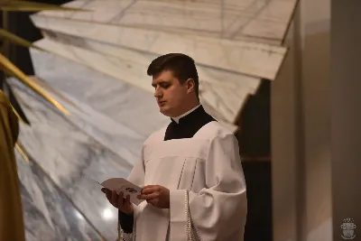 We wtorek 24 marca, w Katedrze Rzeszowskiej o godz. 19.00 podczas I Nieszporów Uroczystości Zwiastowania Pańskiego odbył się obrzęd wprowadzenia nowych kanoników Kapituły Katedralnej w Rzeszowie. Liturgii Nieszporów przewodniczył ks. Krzysztof Gołąbek, proboszcz Katedry i prepozyt Kapituły Katedralnej. Do grona kanoników katedralnych dołączyli: ks. dr Stanisław Kamiński, Wikariusz Biskupi ds. Życia Konsekrowanego oraz proboszcz parafii św. Józefa w Głogowie Małopolskim, ks. Jacek Szczęch, proboszcz parafii Matki Bożej Nieustającej Pomocy i św. Floriana w Rzeszowie oraz wykładowca w Instytucie Wyższych Studiów Teologicznych w Rzeszowie, ks. dr Lucjan Dyka, proboszcz parafii pw. św. Józefa Sebastiana Pelczara w Rzeszowie oraz wykładowca w Diecezjalnym Studium Organistowskim w Rzeszowie, ks. dr Piotr Potyrała, Dyrektor Caritas Diecezji Rzeszowskiej. fot. ks. Jakub Oczkowicz