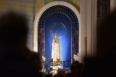 Uroczystej liturgii w uroczystość Objawienia Pańskiego w katedrze rzeszowskiej przewodniczył bp Jan Wątroba. W koncelebrze wziął udział bp Kazimierz Górny oraz kilkudziesięciu kapłanów. Szczególną intencją Eucharystii była modlitwa za bp. Kazimierza Górnego, obchodzącego 40. rocznicę sakry biskupiej oraz za bp. Edwarda Białogłowskiego, który święcenia biskupie przyjął 37 lat temu.
Na początku liturgii przedstawiciele parafii przekazali życzenia Biskupom Seniorom. Po odczytaniu Ewangelii, zgodnie z dawnym zwyczajem, wygłoszono Anuncjacę, czyli ogłoszenie dat Świąt Paschalnych i innych świąt ruchomych w bieżącym roku liturgicznym. Obrzęd ten ma na celu przypomnienie, że całe życie chrześcijanina i liturgia Kościoła, zmierzają ku najważniejszej tajemnicy, Paschy Chrystusa. Podczas liturgii, zgodnie ze świątecznym zwyczajem, pobłogosławiono kredę i kadzidło.
Na zakończenie Mszy św. bp Kazimierz Górny podziękował uczestnikom liturgii za wspólną modlitwę i przekazane życzenia. fot. ks. Jakub Oczkowicz