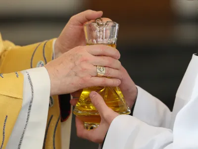 „Eucharystia powinna nas prowadzić do odkrycia kapłańskiej misji Ludu Bożego, kapłańskiej misji każdego z nas” – powiedział Biskup Rzeszowski podczas Mszy Wieczerzy Pańskiej, której przewodniczył w katedrze rzeszowskiej w Wielki Czwartek, 2 kwietnia 2026 r.

Podczas uroczystej liturgii Wielkiego Czwartku w katedrze rzeszowskiej, której przewodniczył bp Jan Wątroba, wierni zostali zaproszeni do refleksji nad tajemnicą Eucharystii, kapłaństwa oraz powołania całego Ludu Bożego do udziału w misji Chrystusa. Na zakończenie homilii biskup zachęcił do szczególnej modlitwy za kapłanów, zwłaszcza tych przeżywających trudności i kryzysy. „Panie Jezu, dobry pasterzu i towarzyszu wędrówki, dziś powierzamy Ci wszystkich kapłanów, ale zwłaszcza tych, którzy przechodzą chwilę kryzysu” – powiedział Biskup Rzeszowski. Wezwał także wspólnotę wiernych do troski o kapłanów poprzez modlitwę, życzliwość i wsparcie.

Wielkoczwartkowa liturgia w katedrze rzeszowskiej stała się nie tylko dziękczynieniem za dar Eucharystii i kapłaństwa, ale także wezwaniem do odnowienia świadomości odpowiedzialności każdego wiernego za życie Kościoła i świadectwo wiary w świecie. fot. ks. Jakub Oczkowicz