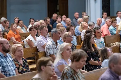 Znakomity, pełen wirtuozowskiego blasku i wielobarwny recital niemieckiego organisty Ulferta Smidta z Hannoveru zakończył w minioną niedzielę w naszej Katedrze tegoroczną edycję Podkarpackiego Festiwalu Organowego. W upalny wieczór publiczność dopisała jak zawsze niezawodnie, dając się prowadzić naszemu Gościowi przez meandry muzyki różnych stylów i epok. Gospodarzami tej muzycznej uczty byli: proboszcz katedry ks. kanonik Krzysztof Gołąbek oraz Agnieszka Radwan-Stefańska, prezes naszej Fundacji, organizatora Festiwalu. Fot. Joanna Prasoł Fundacja Promocji Kultury i Sztuki ARS PRO ARTE