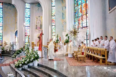 Maj to dla wielu najpiękniejszy miesiąc w roku. W liturgii Kościoła szczególnie wtedy czcimy Maryję oraz radujemy się ze Zmartwychwstania Pańskiego.
W niedzielę 12 maja w naszej Katedrze dzieci z klas III doświadczyły równie wielkiej radości po raz pierwszy w pełni uczestnicząc we Mszy Świętej. To niezwykłe spotkanie z Chrystusem w Komunii Świętej zostało poprzedzone przygotowaniem poprzez katechezy w szkole i spotkania w parafii, a także spowiedzią.
Poprzez niedzielną Eucharystie o godz. 12.00 celebrowaną przez ks. Krzysztofa Gołąbka, proboszcza naszej Katedry, 78 dzieci rozpoczęło wielką przygodę z Jezusem ukrytym w Najświętszym Sakramencie. Towarzyszyli im rodzice, którzy wraz ze swoimi dziećmi przygotowywali się do tego wydarzenia, a także najbliższa rodzina. Posługę w liturgii Mszy Świętej pełniły dzieci pierwszokomunijne oraz ich rodzice.
Wielka radość serc dzieci komunijnych promieniowała na wszystkich uczestników Mszy Świętej i przypominała zebranym na liturgii, że spotkanie z Jezusem Eucharystycznym to przywilej i wielkie szczęście. Czas tej wielkiej radości został przedłużony przez „Biały Tydzień”, w którym dzieci uczestniczyły w wieczornej Eucharystii, przyjmując Jezusa do swoich serc. 
Wszystkim dzieciom, które w tym roku przeżywały swoją Pierwszą Komunię Świętą, życzymy, aby nie gasł w nich zapał do poznawania Jezusa i Jego nauki, a radość, jaka towarzyszyła tym dniom, była nieodłączną towarzyszką ich spotkań z Jezusem w Eucharystii. A s. Julicie i ks. Julianowi dziękujemy za serce włożone w przygotowanie dzieci do tego wielkiego wydarzenia.
 
fot. Fotografia-64 Wacław Patro