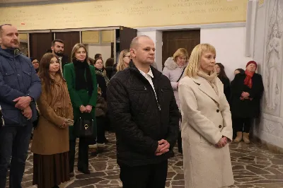 W drugi dzień oktawy Narodzenia Pańskiego o godz. 12.00 w Rzeszowskiej Katedrze została odprawiona uroczysta Eucharystia ku czci św. Szczepana, pierwszego męczennika oraz odbyło się spotkanie opłatkowe Katedralnego Chóru Chłopięco-Męskiego „Pueri Cantores Resovienses”. Eucharystii przewodniczył bp Edward Białogłowski – biskupa pomocniczy senior, a w koncelebrze uczestniczyli ks. Krzysztof Gołąbek – prepozyt kapituły katedralnej i proboszcz Katedry oraz ks. Paweł Matuszewski – notariusz rzeszowskiej Kurii. Kolędy podczas liturgii wykonał Katedralny Chór Chłopięco-Męski „Pueri Cantores Resovienses” pod dyrekcją pani Aleksandry Fiołek-Matuszewskiej. Po Eucharystii, w sali papieskiej odbyło się spotkanie opłatkowe katedralnego chóru. Życzenia błogosławieństwa Bożego od Nowonarodzonego Chrystusa złożył bp Edward Białogłowski. W tradycyjnym przełamaniu opłatkiem, oprócz koncelebrujących Mszę Świętą księży, uczestniczyli: pani Aleksandra Fiołek-Matuszewska – dyrygent chóru, pan Ryszard Bieniek – prezes chóru, ks. Julian Wybraniec, duszpasterz chóru z ramienia Biskupa Rzeszowskiego Jana Wątroby, członkowie zarządu chóru oraz rodzice chórzystów. Fot. Patrycja Pelczar Reszko
