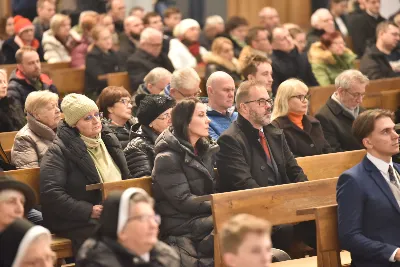 Uroczystej liturgii w uroczystość Objawienia Pańskiego w katedrze rzeszowskiej przewodniczył bp Jan Wątroba. W koncelebrze wziął udział bp Kazimierz Górny oraz kilkudziesięciu kapłanów. Szczególną intencją Eucharystii była modlitwa za bp. Kazimierza Górnego, obchodzącego 40. rocznicę sakry biskupiej oraz za bp. Edwarda Białogłowskiego, który święcenia biskupie przyjął 37 lat temu.
Na początku liturgii przedstawiciele parafii przekazali życzenia Biskupom Seniorom. Po odczytaniu Ewangelii, zgodnie z dawnym zwyczajem, wygłoszono Anuncjacę, czyli ogłoszenie dat Świąt Paschalnych i innych świąt ruchomych w bieżącym roku liturgicznym. Obrzęd ten ma na celu przypomnienie, że całe życie chrześcijanina i liturgia Kościoła, zmierzają ku najważniejszej tajemnicy, Paschy Chrystusa. Podczas liturgii, zgodnie ze świątecznym zwyczajem, pobłogosławiono kredę i kadzidło.
Na zakończenie Mszy św. bp Kazimierz Górny podziękował uczestnikom liturgii za wspólną modlitwę i przekazane życzenia. fot. ks. Jakub Oczkowicz