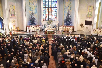 „Jesteśmy pielgrzymami do wiecznej ojczyzny. Pielgrzymka jest symbolem i ilustracją ludzkiego życia na ziemi i kondycji człowieka. Pielgrzym zaś to jedno z najpiękniejszych imion, jakie historia nadała człowiekowi” – mówił bp Jan Wątroba w katedrze rzeszowskiej podczas diecezjalnej inauguracji Roku Jubileuszowego 2025.
Uroczystości rozpoczęły się w kościele akademickim pw. św. Jadwigi Królowej w Rzeszowie. Tam odczytano fragment bulli „Spes non confundit”, a następnie procesja z Krzyżem jubileuszowym, ulicami miasta, dotarła do kościoła katedralnego.
Po dotarciu do katedry, przed głównym wejściem, wiernym obecnym na placu ukazano krzyż i odśpiewano hymn Roku Jubileuszowego 2025.
Kolejnym ważnym momentem liturgii było błogosławieństwo wody w chrzcielnicy, którą pokropiono wiernych uczestniczących we Mszy św.
Eucharystii przewodniczył bp Jan Wątroba, zaś w koncelebrze uczestniczyli bp Edward Białogłowski, bp Kazimierz Górny oraz ok. 50 kapłanów.
Homilię wygłosił bp Jan Wątroba. Po zakończeniu Mszy św. przedstawiciele 25 wspólnot parafialnych z rąk bp. Jana Wątroby odebrali świece jubileuszowe, a także dekrety ustanawiające kościoły jubileuszowe w diecezji rzeszowskiej. Podczas Mszy Swiętej śpiewał Katedralny Chór Chłopięco-Męski „Pueri Cantores Resovienses”.
Fot. ks. Jakub Oczkowicz

