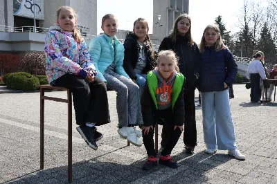 „Eucharystia powinna nas prowadzić do odkrycia kapłańskiej misji Ludu Bożego, kapłańskiej misji każdego z nas” – powiedział Biskup Rzeszowski podczas Mszy Wieczerzy Pańskiej, której przewodniczył w katedrze rzeszowskiej w Wielki Czwartek, 2 kwietnia 2026 r.

Podczas uroczystej liturgii Wielkiego Czwartku w katedrze rzeszowskiej, której przewodniczył bp Jan Wątroba, wierni zostali zaproszeni do refleksji nad tajemnicą Eucharystii, kapłaństwa oraz powołania całego Ludu Bożego do udziału w misji Chrystusa. Na zakończenie homilii biskup zachęcił do szczególnej modlitwy za kapłanów, zwłaszcza tych przeżywających trudności i kryzysy. „Panie Jezu, dobry pasterzu i towarzyszu wędrówki, dziś powierzamy Ci wszystkich kapłanów, ale zwłaszcza tych, którzy przechodzą chwilę kryzysu” – powiedział Biskup Rzeszowski. Wezwał także wspólnotę wiernych do troski o kapłanów poprzez modlitwę, życzliwość i wsparcie.

Wielkoczwartkowa liturgia w katedrze rzeszowskiej stała się nie tylko dziękczynieniem za dar Eucharystii i kapłaństwa, ale także wezwaniem do odnowienia świadomości odpowiedzialności każdego wiernego za życie Kościoła i świadectwo wiary w świecie. fot. ks. Jakub Oczkowicz
