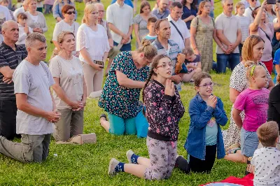 Od 3 do 9 czerwca 2024 r. w obchodzony był Tydzień Modlitw o Świętość Małżeństw i Rodzin, który przebiegał pod hasłem „Rodzinami do Maryi”. Zwieńczeniem tego tygodnia był Dzień Świętości Małżeństw i Rodzin zorganizowany przez Duszpasterstwo Rodzin Diecezji Rzeszowskiej. Z tej racji w katedrze rzeszowskiej odprawiono Mszę św., której przewodniczył bp Edward Białogłowski. W koncelebrze wzięło udział 10 kapłanów. Eucharystia zgromadziła małżeństwa i rodziny, pośród których szczególną grupę stanowiło 150 małżeństw, które w tym roku przeżywają 50. rocznicę zawarcia sakramentu małżeństwa. Po zakończeniu liturgii 150 małżeństw, które przeżywają w tym roku 50. rocznicę zawarcia sakramentu małżeństwa otrzymało okolicznościowe pismo podpisane przez bp. Jana Wątrobę. Kolejnym punktem obchodów Dnia Świętości Małżeństw i Rodzin był Piknik Rodzinny zorganizowany w Parku Papieskim. fot. Tadeusz Poźniak