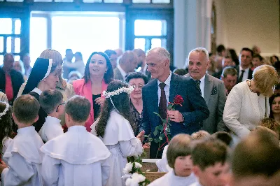 Maj to dla wielu najpiękniejszy miesiąc w roku. W liturgii Kościoła szczególnie wtedy czcimy Maryję oraz radujemy się ze Zmartwychwstania Pańskiego.
W niedzielę 12 maja w naszej Katedrze dzieci z klas III doświadczyły równie wielkiej radości po raz pierwszy w pełni uczestnicząc we Mszy Świętej. To niezwykłe spotkanie z Chrystusem w Komunii Świętej zostało poprzedzone przygotowaniem poprzez katechezy w szkole i spotkania w parafii, a także spowiedzią.
Poprzez niedzielną Eucharystie o godz. 12.00 celebrowaną przez ks. Krzysztofa Gołąbka, proboszcza naszej Katedry, 78 dzieci rozpoczęło wielką przygodę z Jezusem ukrytym w Najświętszym Sakramencie. Towarzyszyli im rodzice, którzy wraz ze swoimi dziećmi przygotowywali się do tego wydarzenia, a także najbliższa rodzina. Posługę w liturgii Mszy Świętej pełniły dzieci pierwszokomunijne oraz ich rodzice.
Wielka radość serc dzieci komunijnych promieniowała na wszystkich uczestników Mszy Świętej i przypominała zebranym na liturgii, że spotkanie z Jezusem Eucharystycznym to przywilej i wielkie szczęście. Czas tej wielkiej radości został przedłużony przez „Biały Tydzień”, w którym dzieci uczestniczyły w wieczornej Eucharystii, przyjmując Jezusa do swoich serc. 
Wszystkim dzieciom, które w tym roku przeżywały swoją Pierwszą Komunię Świętą, życzymy, aby nie gasł w nich zapał do poznawania Jezusa i Jego nauki, a radość, jaka towarzyszyła tym dniom, była nieodłączną towarzyszką ich spotkań z Jezusem w Eucharystii. A s. Julicie i ks. Julianowi dziękujemy za serce włożone w przygotowanie dzieci do tego wielkiego wydarzenia.
 
fot. Fotografia-64 Wacław Patro