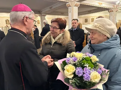 W liturgiczne wspomnienie św. Jana Apostoła (27.12.) w katedrze rzeszowskiej celebrowano Eucharystię, której przewodniczył bp Jan Wątroba. Mszę św. koncelebrował bp Edward Białogłowski, a także ok. 60 kapłanów, którzy wraz z przedstawicielami wspólnot, stowarzyszeń i instytucji modlili się w intencji Biskupa Rzeszowskiego z okazji jego imienin. Homilię wygłosił ks. Tomasz Nowak, proboszcz parafii pw. Świętego Krzyża w Rzeszowie, który pełni również funkcję dziekana dekanatu Rzeszów-Fara oraz wicedyrektora Katolickiego Radia Via. Na zakończenie Mszy św. bp Jan Wątroba podziękował za modlitwę i życzenia.