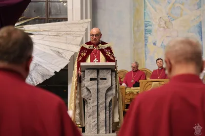 We wtorek 24 marca, w Katedrze Rzeszowskiej o godz. 19.00 podczas I Nieszporów Uroczystości Zwiastowania Pańskiego odbył się obrzęd wprowadzenia nowych kanoników Kapituły Katedralnej w Rzeszowie. Liturgii Nieszporów przewodniczył ks. Krzysztof Gołąbek, proboszcz Katedry i prepozyt Kapituły Katedralnej. Do grona kanoników katedralnych dołączyli: ks. dr Stanisław Kamiński, Wikariusz Biskupi ds. Życia Konsekrowanego oraz proboszcz parafii św. Józefa w Głogowie Małopolskim, ks. Jacek Szczęch, proboszcz parafii Matki Bożej Nieustającej Pomocy i św. Floriana w Rzeszowie oraz wykładowca w Instytucie Wyższych Studiów Teologicznych w Rzeszowie, ks. dr Lucjan Dyka, proboszcz parafii pw. św. Józefa Sebastiana Pelczara w Rzeszowie oraz wykładowca w Diecezjalnym Studium Organistowskim w Rzeszowie, ks. dr Piotr Potyrała, Dyrektor Caritas Diecezji Rzeszowskiej. fot. ks. Jakub Oczkowicz