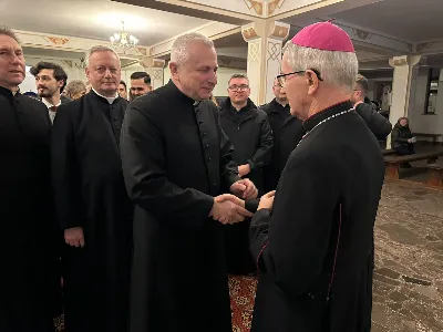 W liturgiczne wspomnienie św. Jana Apostoła (27.12.) w katedrze rzeszowskiej celebrowano Eucharystię, której przewodniczył bp Jan Wątroba. Mszę św. koncelebrował bp Edward Białogłowski, a także ok. 60 kapłanów, którzy wraz z przedstawicielami wspólnot, stowarzyszeń i instytucji modlili się w intencji Biskupa Rzeszowskiego z okazji jego imienin. Homilię wygłosił ks. Tomasz Nowak, proboszcz parafii pw. Świętego Krzyża w Rzeszowie, który pełni również funkcję dziekana dekanatu Rzeszów-Fara oraz wicedyrektora Katolickiego Radia Via. Na zakończenie Mszy św. bp Jan Wątroba podziękował za modlitwę i życzenia.