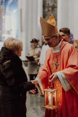 W niedzielę, 15 grudnia 2024 r. Betlejemskie Światło Pokoju dotarło na Podkarpacie. Uroczysta inauguracja sztafety płomienia pochodzącego z miejsca narodzenia Pana Jezusa, miała miejsce w katedrze rzeszowskiej. Mszy św. z udziałem skautów, harcerzy i harcerek, przewodniczył bp Jan Wątroba, któremu harcerze przekazali lampion z płonącą świecą na początku liturgii.