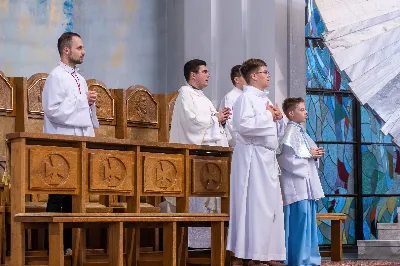 Tegoroczne czerwcowe Nabożeństwo Fatimskie rozpoczęło się o godz. 18:30 odśpiewaniem Litanii do Najświętszego Serca Pana Jezusa oraz przedstawieniem próśb i podziękowań do Matki Bożej Fatimskiej. O godz. 19:00 miała miejsce uroczysta Msza Święta, której przewodniczył i homilię wygłosił ks. Tadeusz Pindara - proboszcz parafii Matki Bożej Częstochowskiej z Rzeszowa (Drabinianka). Ze względu na niekorzystne warunki atmosferyczne zrezygnowano z procesji z figurą Matki Bożej i relikwiami dzieci fatimskich, która tradycyjnie odbywa się na placu przed katedrą. Wierni składali swoje intencje przy figurze Matki Bożej Fatimskiej w modlitwie różańcowej, którą poprowadzili przedstawiciele parafii pw. Miłosierdzia Bożego w Rzeszowie wraz z ks. Tomaszem Baciem – proboszczem tejże parafii. W posługę muzyczną podczas Eucharystii włączył się chór „Alba Cantans” pod dyrekcją Kornelii Ignas z parafii pw. Bożego Miłosierdzia w Rzeszowie oraz orkiestra dęta prowadzona przez Tadeusza Cielaka. Wieczór poświęcony Matce Bożej Fatimskiej zakończyło wspólne odśpiewanie Apelu Jasnogórskiego, po którym jeszcze przez godzinę trwała adoracja Najświętszego Sakramentu. Uroczystość w katedrze licznie zgromadziła wiernych czcicieli Matki Bożej Fatimskiej. Kolejne Nabożeństwa Fatimskie odbędą się w każdy 13. dzień miesiąca do października i będą transmitowane przez Katolickie Radio VIA. fot. Joanna Prasoł