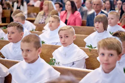 Maj to dla wielu najpiękniejszy miesiąc w roku. W liturgii Kościoła szczególnie wtedy czcimy Maryję oraz radujemy się ze Zmartwychwstania Pańskiego.
W niedzielę 12 maja w naszej Katedrze dzieci z klas III doświadczyły równie wielkiej radości po raz pierwszy w pełni uczestnicząc we Mszy Świętej. To niezwykłe spotkanie z Chrystusem w Komunii Świętej zostało poprzedzone przygotowaniem poprzez katechezy w szkole i spotkania w parafii, a także spowiedzią.
Poprzez niedzielną Eucharystie o godz. 12.00 celebrowaną przez ks. Krzysztofa Gołąbka, proboszcza naszej Katedry, 78 dzieci rozpoczęło wielką przygodę z Jezusem ukrytym w Najświętszym Sakramencie. Towarzyszyli im rodzice, którzy wraz ze swoimi dziećmi przygotowywali się do tego wydarzenia, a także najbliższa rodzina. Posługę w liturgii Mszy Świętej pełniły dzieci pierwszokomunijne oraz ich rodzice.
Wielka radość serc dzieci komunijnych promieniowała na wszystkich uczestników Mszy Świętej i przypominała zebranym na liturgii, że spotkanie z Jezusem Eucharystycznym to przywilej i wielkie szczęście. Czas tej wielkiej radości został przedłużony przez „Biały Tydzień”, w którym dzieci uczestniczyły w wieczornej Eucharystii, przyjmując Jezusa do swoich serc. 
Wszystkim dzieciom, które w tym roku przeżywały swoją Pierwszą Komunię Świętą, życzymy, aby nie gasł w nich zapał do poznawania Jezusa i Jego nauki, a radość, jaka towarzyszyła tym dniom, była nieodłączną towarzyszką ich spotkań z Jezusem w Eucharystii. A s. Julicie i ks. Julianowi dziękujemy za serce włożone w przygotowanie dzieci do tego wielkiego wydarzenia.
 
fot. Fotografia-64 Wacław Patro