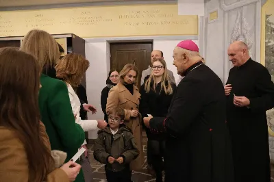 W drugi dzień oktawy Narodzenia Pańskiego o godz. 12.00 w Rzeszowskiej Katedrze została odprawiona uroczysta Eucharystia ku czci św. Szczepana, pierwszego męczennika oraz odbyło się spotkanie opłatkowe Katedralnego Chóru Chłopięco-Męskiego „Pueri Cantores Resovienses”. Eucharystii przewodniczył bp Edward Białogłowski – biskupa pomocniczy senior, a w koncelebrze uczestniczyli ks. Krzysztof Gołąbek – prepozyt kapituły katedralnej i proboszcz Katedry oraz ks. Paweł Matuszewski – notariusz rzeszowskiej Kurii. Kolędy podczas liturgii wykonał Katedralny Chór Chłopięco-Męski „Pueri Cantores Resovienses” pod dyrekcją pani Aleksandry Fiołek-Matuszewskiej. Po Eucharystii, w sali papieskiej odbyło się spotkanie opłatkowe katedralnego chóru. Życzenia błogosławieństwa Bożego od Nowonarodzonego Chrystusa złożył bp Edward Białogłowski. W tradycyjnym przełamaniu opłatkiem, oprócz koncelebrujących Mszę Świętą księży, uczestniczyli: pani Aleksandra Fiołek-Matuszewska – dyrygent chóru, pan Ryszard Bieniek – prezes chóru, ks. Julian Wybraniec, duszpasterz chóru z ramienia Biskupa Rzeszowskiego Jana Wątroby, członkowie zarządu chóru oraz rodzice chórzystów. Fot. Patrycja Pelczar Reszko