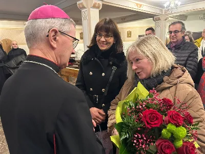 W liturgiczne wspomnienie św. Jana Apostoła (27.12.) w katedrze rzeszowskiej celebrowano Eucharystię, której przewodniczył bp Jan Wątroba. Mszę św. koncelebrował bp Edward Białogłowski, a także ok. 60 kapłanów, którzy wraz z przedstawicielami wspólnot, stowarzyszeń i instytucji modlili się w intencji Biskupa Rzeszowskiego z okazji jego imienin. Homilię wygłosił ks. Tomasz Nowak, proboszcz parafii pw. Świętego Krzyża w Rzeszowie, który pełni również funkcję dziekana dekanatu Rzeszów-Fara oraz wicedyrektora Katolickiego Radia Via. Na zakończenie Mszy św. bp Jan Wątroba podziękował za modlitwę i życzenia.