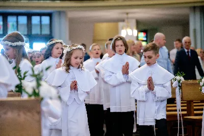 Maj to dla wielu najpiękniejszy miesiąc w roku. W liturgii Kościoła szczególnie wtedy czcimy Maryję oraz radujemy się ze Zmartwychwstania Pańskiego.
W niedzielę 12 maja w naszej Katedrze dzieci z klas III doświadczyły równie wielkiej radości po raz pierwszy w pełni uczestnicząc we Mszy Świętej. To niezwykłe spotkanie z Chrystusem w Komunii Świętej zostało poprzedzone przygotowaniem poprzez katechezy w szkole i spotkania w parafii, a także spowiedzią.
Poprzez niedzielną Eucharystie o godz. 12.00 celebrowaną przez ks. Krzysztofa Gołąbka, proboszcza naszej Katedry, 78 dzieci rozpoczęło wielką przygodę z Jezusem ukrytym w Najświętszym Sakramencie. Towarzyszyli im rodzice, którzy wraz ze swoimi dziećmi przygotowywali się do tego wydarzenia, a także najbliższa rodzina. Posługę w liturgii Mszy Świętej pełniły dzieci pierwszokomunijne oraz ich rodzice.
Wielka radość serc dzieci komunijnych promieniowała na wszystkich uczestników Mszy Świętej i przypominała zebranym na liturgii, że spotkanie z Jezusem Eucharystycznym to przywilej i wielkie szczęście. Czas tej wielkiej radości został przedłużony przez „Biały Tydzień”, w którym dzieci uczestniczyły w wieczornej Eucharystii, przyjmując Jezusa do swoich serc. 
Wszystkim dzieciom, które w tym roku przeżywały swoją Pierwszą Komunię Świętą, życzymy, aby nie gasł w nich zapał do poznawania Jezusa i Jego nauki, a radość, jaka towarzyszyła tym dniom, była nieodłączną towarzyszką ich spotkań z Jezusem w Eucharystii. A s. Julicie i ks. Julianowi dziękujemy za serce włożone w przygotowanie dzieci do tego wielkiego wydarzenia.
 
fot. Fotografia-64 Wacław Patro