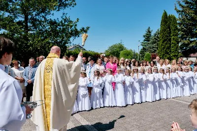 Maj to dla wielu najpiękniejszy miesiąc w roku. W liturgii Kościoła szczególnie wtedy czcimy Maryję oraz radujemy się ze Zmartwychwstania Pańskiego.
W niedzielę 12 maja w naszej Katedrze dzieci z klas III doświadczyły równie wielkiej radości po raz pierwszy w pełni uczestnicząc we Mszy Świętej. To niezwykłe spotkanie z Chrystusem w Komunii Świętej zostało poprzedzone przygotowaniem poprzez katechezy w szkole i spotkania w parafii, a także spowiedzią.
Poprzez niedzielną Eucharystie o godz. 12.00 celebrowaną przez ks. Krzysztofa Gołąbka, proboszcza naszej Katedry, 78 dzieci rozpoczęło wielką przygodę z Jezusem ukrytym w Najświętszym Sakramencie. Towarzyszyli im rodzice, którzy wraz ze swoimi dziećmi przygotowywali się do tego wydarzenia, a także najbliższa rodzina. Posługę w liturgii Mszy Świętej pełniły dzieci pierwszokomunijne oraz ich rodzice.
Wielka radość serc dzieci komunijnych promieniowała na wszystkich uczestników Mszy Świętej i przypominała zebranym na liturgii, że spotkanie z Jezusem Eucharystycznym to przywilej i wielkie szczęście. Czas tej wielkiej radości został przedłużony przez „Biały Tydzień”, w którym dzieci uczestniczyły w wieczornej Eucharystii, przyjmując Jezusa do swoich serc. 
Wszystkim dzieciom, które w tym roku przeżywały swoją Pierwszą Komunię Świętą, życzymy, aby nie gasł w nich zapał do poznawania Jezusa i Jego nauki, a radość, jaka towarzyszyła tym dniom, była nieodłączną towarzyszką ich spotkań z Jezusem w Eucharystii. A s. Julicie i ks. Julianowi dziękujemy za serce włożone w przygotowanie dzieci do tego wielkiego wydarzenia.
 
fot. Fotografia-64 Wacław Patro