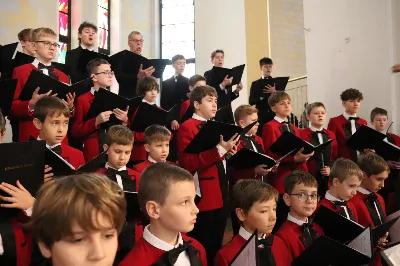 W niedzielę, 16 listopada, w Katedrze pw. Najświętszego Serca Pana Jezusa w Rzeszowie odbyła się uroczysta Msza Święta z okazji jubileuszu 40-lecia Katedralnego Chóru Chłopięco-Męskiego „Pueri Cantores Resovienses”. Eucharystii przewodniczył ks. Krzysztof Gołąbek, proboszcz Katedry.

Pod batutą Aleksandry Fiołek-Matuszewskiej oraz chórzysty Marcelego Kyca chór wykonał kilka utworów ze swojego repertuaru, wypełniając Katedrę pięknem muzyki sakralnej.

Wyjątkowym momentem było przyjęcie dziesięciu chłopców do grona chórzystów. W asyście prezesa chóru, Ryszarda Bieńka, młodzi śpiewacy złożyli uroczyste przyrzeczenie godnego reprezentowania chóru, Katedry Rzeszowskiej i miasta.

Radość przeżywały także dzieci przygotowujące się do I Komunii Świętej, które podczas Mszy Świętej otrzymały swoje pierwsze modlitewniki. W homilii ks. Julian Wybraniec, duszpasterz chóru z ramienia bpa Jana Wątroby, przypomniał o znaczeniu modlitewnika w życiu każdego chrześcijanina.

Przed nami kolejna uroczystość! Już 24 listopada o godz. 18.00 w Instytucie Teologiczno-Pastoralnym w Rzeszowie odbędzie się wyjątkowy koncert jubileuszowy. 

fot. Patrycja Pelczar Reszko