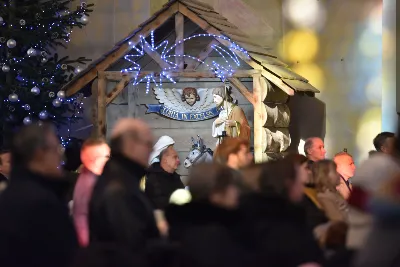 „Jesteśmy pielgrzymami do wiecznej ojczyzny. Pielgrzymka jest symbolem i ilustracją ludzkiego życia na ziemi i kondycji człowieka. Pielgrzym zaś to jedno z najpiękniejszych imion, jakie historia nadała człowiekowi” – mówił bp Jan Wątroba w katedrze rzeszowskiej podczas diecezjalnej inauguracji Roku Jubileuszowego 2025.
Uroczystości rozpoczęły się w kościele akademickim pw. św. Jadwigi Królowej w Rzeszowie. Tam odczytano fragment bulli „Spes non confundit”, a następnie procesja z Krzyżem jubileuszowym, ulicami miasta, dotarła do kościoła katedralnego.
Po dotarciu do katedry, przed głównym wejściem, wiernym obecnym na placu ukazano krzyż i odśpiewano hymn Roku Jubileuszowego 2025.
Kolejnym ważnym momentem liturgii było błogosławieństwo wody w chrzcielnicy, którą pokropiono wiernych uczestniczących we Mszy św.
Eucharystii przewodniczył bp Jan Wątroba, zaś w koncelebrze uczestniczyli bp Edward Białogłowski, bp Kazimierz Górny oraz ok. 50 kapłanów.
Homilię wygłosił bp Jan Wątroba. Po zakończeniu Mszy św. przedstawiciele 25 wspólnot parafialnych z rąk bp. Jana Wątroby odebrali świece jubileuszowe, a także dekrety ustanawiające kościoły jubileuszowe w diecezji rzeszowskiej. Podczas Mszy Swiętej śpiewał Katedralny Chór Chłopięco-Męski „Pueri Cantores Resovienses”.
Fot. ks. Jakub Oczkowicz

