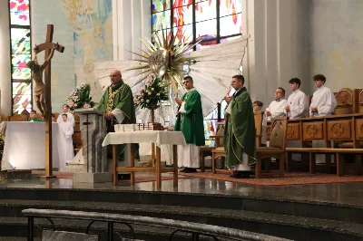 W niedzielę, 16 listopada, w Katedrze pw. Najświętszego Serca Pana Jezusa w Rzeszowie odbyła się uroczysta Msza Święta z okazji jubileuszu 40-lecia Katedralnego Chóru Chłopięco-Męskiego „Pueri Cantores Resovienses”. Eucharystii przewodniczył ks. Krzysztof Gołąbek, proboszcz Katedry.

Pod batutą Aleksandry Fiołek-Matuszewskiej oraz chórzysty Marcelego Kyca chór wykonał kilka utworów ze swojego repertuaru, wypełniając Katedrę pięknem muzyki sakralnej.

Wyjątkowym momentem było przyjęcie dziesięciu chłopców do grona chórzystów. W asyście prezesa chóru, Ryszarda Bieńka, młodzi śpiewacy złożyli uroczyste przyrzeczenie godnego reprezentowania chóru, Katedry Rzeszowskiej i miasta.

Radość przeżywały także dzieci przygotowujące się do I Komunii Świętej, które podczas Mszy Świętej otrzymały swoje pierwsze modlitewniki. W homilii ks. Julian Wybraniec, duszpasterz chóru z ramienia bpa Jana Wątroby, przypomniał o znaczeniu modlitewnika w życiu każdego chrześcijanina.

Przed nami kolejna uroczystość! Już 24 listopada o godz. 18.00 w Instytucie Teologiczno-Pastoralnym w Rzeszowie odbędzie się wyjątkowy koncert jubileuszowy. 

fot. Patrycja Pelczar Reszko